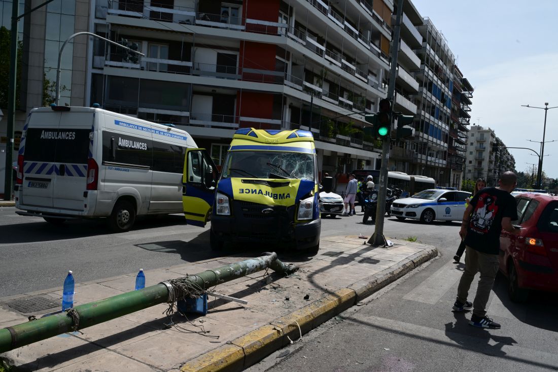 ασθενοφόρο τροχαίο