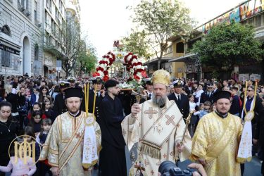 Θεσσαλονίκη: Σε κλίμα κατάνυξης η περιφορά του Επιταφίου του Αγίου Μηνά (ΦΩΤΟ)