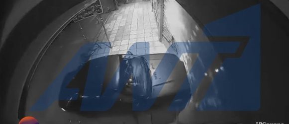 Θεσσαλονίκη: ΙΧ έπεσε πάνω σε σταθμευμένα οχήματα και σε βιτρίνα καταστήματος (ΒΙΝΤΕΟ)