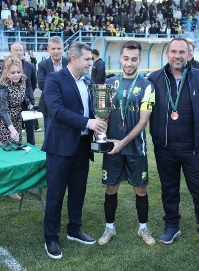 Ο πρόεδρος της ΕΠΣ Χαλκιδικής, Σταύρος Σαρηγιαννίδης, παραδίδει το κύπελλο στον αρχηγό του Αστέρα, Δημήτρη Κέντρο