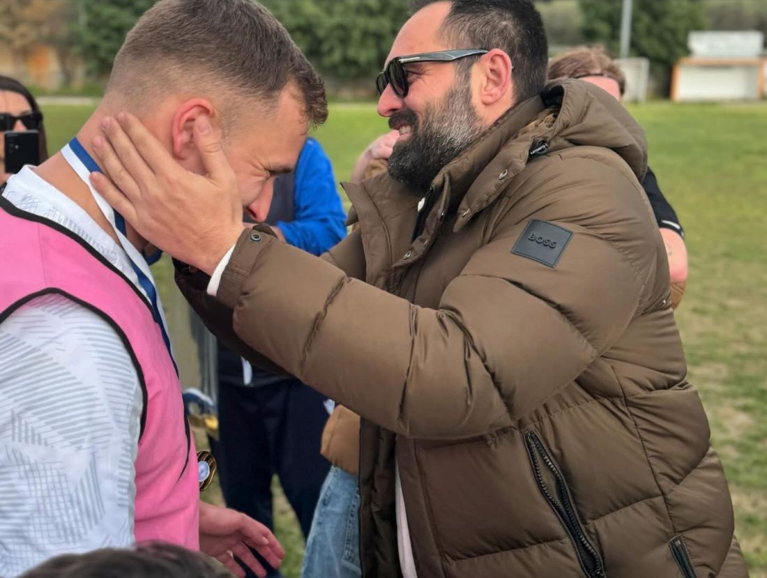 Ο δήμαρχος Σιθωνίας, Ιωάννης Μαλλίνης, βραβεύει τον προπονητή, Αντώνη Βακαλόπουλο
