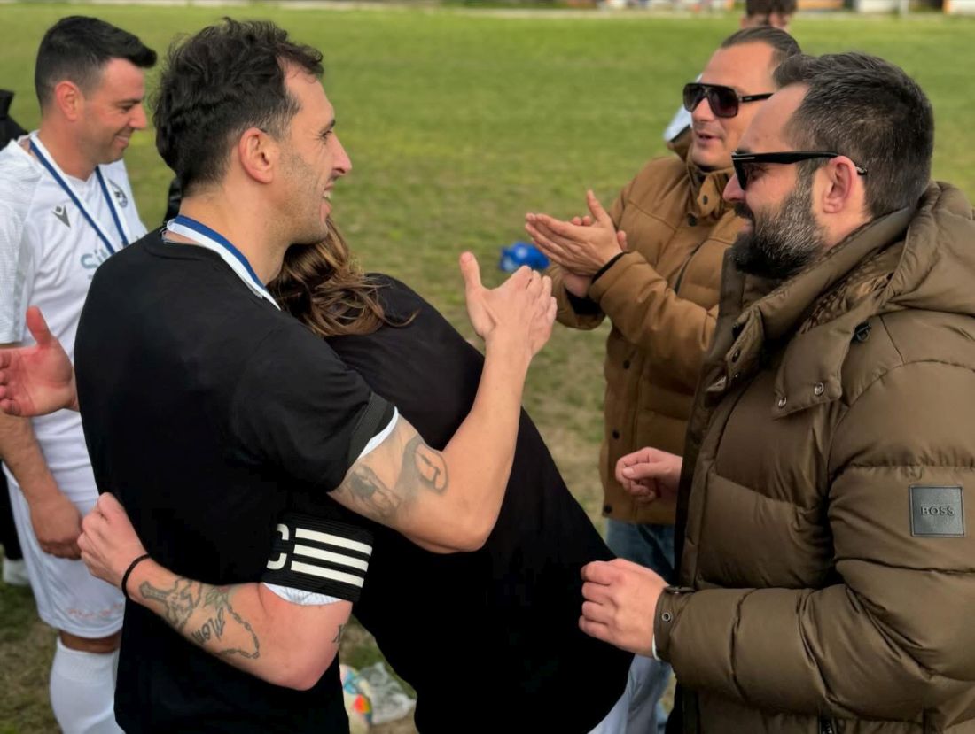 Ο πρώτος σκόρερ του Μαρμαρά, Γιώργος Τσούρι, δέχεται τα συγχαρητήρια και το μετάλλιο από τον δήμαρχο Σιθωνίας, Ιωάννη Μαλλίνην και τον αντιδήμαρχο, Αριστοτέλη Ψηλογιάννη