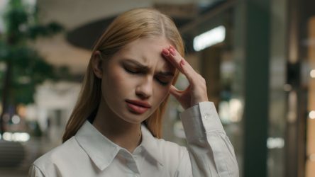 Πως ο πονοκέφαλος συνδέεται με την αφυδάτωση και τα σημάδια που δεν πρέπει να παραβλέψετε