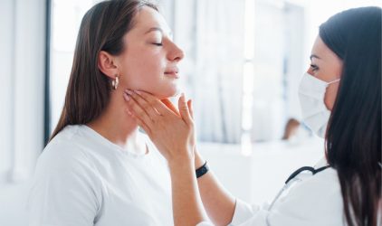 Πρόβλημα με το θυροειδή: 10 ύποπτα συμπτώματα που θα σε οδηγήσουν στο γιατρό