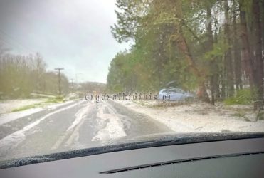 Χαλκιδική: Λευκό το τοπίο από το έντονο χαλάζι – Μετατράπηκαν σε ποτάμια οι δρόμοι (ΒΙΝΤΕΟ)