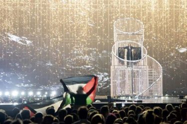 Eurovision 2025: Μεγάλη ένταση με το Ισραήλ – “Εισβολείς” επιχείρησαν να ανέβουν στην σκηνή (ΒΙΝΤΕΟ)