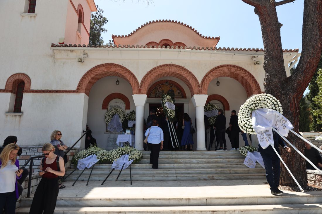 Κηδεία του ηθοποιού Νίκου Γαλανού από τον Ιερό Ναό Κοιμητηρίου Παπάγου, τετάρτη 21 Μαΐου 2025. Ο Νίκος Γαλανός έφυγε από τη ζωή τη Δευτέρα (19/5), σε ηλικία 80 ετών, έπειτα από μάχη με χρόνια ασθένεια.