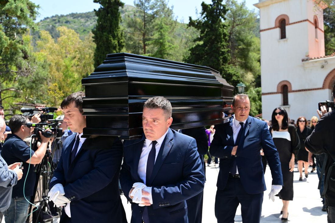 Κηδεία του ηθοποιού Νίκου Γαλανού από τον Ιερό Ναό Κοιμητηρίου Παπάγου, τετάρτη 21 Μαΐου 2025. Ο Νίκος Γαλανός έφυγε από τη ζωή τη Δευτέρα (19/5), σε ηλικία 80 ετών, έπειτα από μάχη με χρόνια ασθένεια.