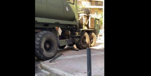 Θεσσαλονίκη: Οχημα του αμερικανικού στρατού “εισέβαλε” στην Ανω Πόλη και τα πήρε όλα… αμπάριζα (ΒΙΝΤΕΟ)