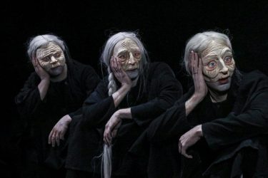 “Οι γριές που μαζεύουν την τσουκνίδα” στην Θεσσαλονίκη για τέσσερις παραστάσεις