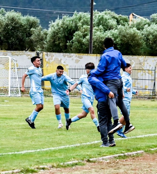 «Ένα κουβάρι» οι παίκτες της ΑΕ Παλλήνης με την επίτευξη του δεύτερου τέρματος