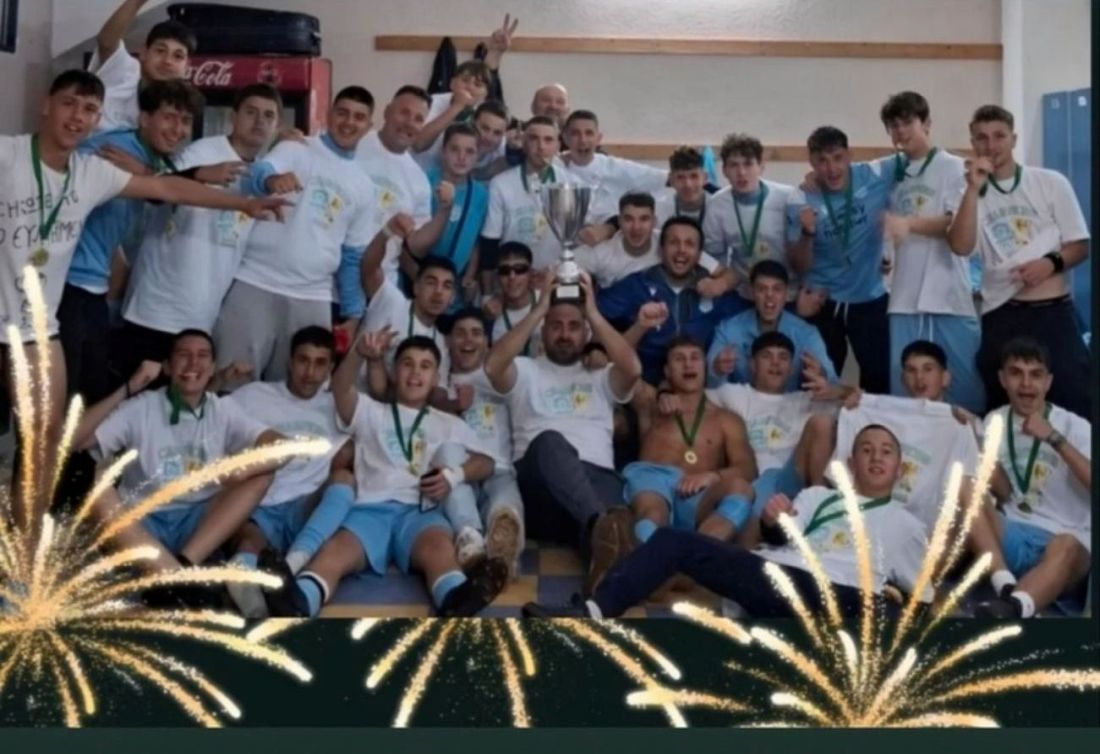 Η πρωταθλήτρια Κ16 Α.Ε. Παλλήνης, με το κύπελλο