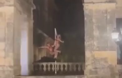 Αντιδράσεις και μήνυση για το pole dancing έξω από τα Ανάκτορα της Κέρκυρας