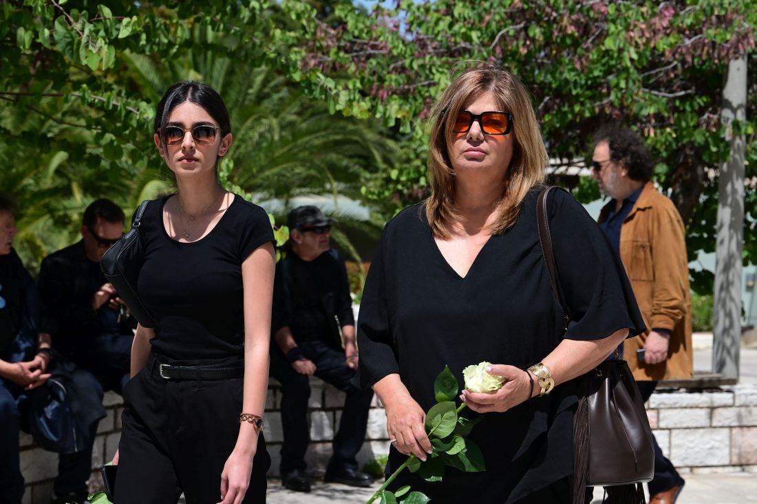 Κηδεία του ηθοποιού Νίκου Γαλανού από τον Ιερό Ναό Κοιμητηρίου Παπάγου, τετάρτη 21 Μαΐου 2025. Ο Νίκος Γαλανός έφυγε από τη ζωή τη Δευτέρα (19/5), σε ηλικία 80 ετών, έπειτα από μάχη με χρόνια ασθένεια.