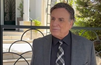Χάρης Ρώμας: Επέστρεψε στο σπίτι του “Κωνσταντίνου και Ελένης” 25 χρόνια μετά το φινάλε (ΒΙΝΤΕΟ)