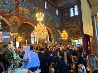Τρίκαλα: Θρήνος στην κηδεία του 30χρονου που πνίγηκε στη Λευκάδα – Τραγικές φιγούρες τα μέλη της οικογένειάς του (ΦΩΤΟ)