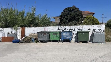 Χαλκιδική: Κάδοι σκουπιδιών παραμένουν… ανάποδα πάνω από ένα μήνα στην Φούρκα