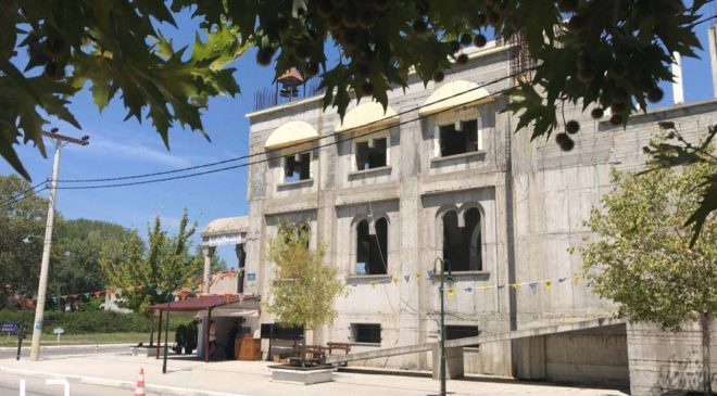 Πιστοί προσκυνούν την Παναγία Τριχερούσα στον Σταυρό (ΒΙΝΤΕΟ)