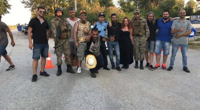 Σκηνικό ταινίας οι τούρκικες σημαίες στο κάμπινγκ της Επανωμής