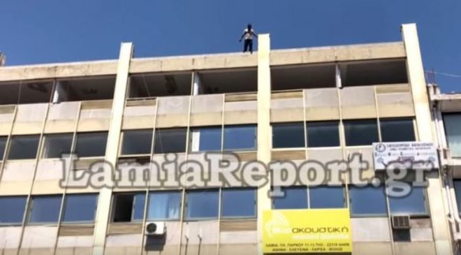 Λαμία: Η στιγμή που αστυνομικός σώζει άνδρα πριν πηδήξει από ταράτσα (ΒΙΝΤΕΟ)
