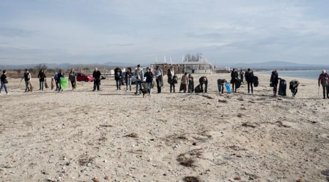 Εθελοντικός καθαρισμός στη ακτή Ντοβίλ από την ATLAS Τηλεόραση