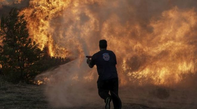 Οι αστυνομικοί της Θεσσαλονίκης συγκεντρώνουν είδη πρώτης ανάγκης