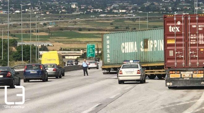 Θεσσαλονίκη: Νταλίκα συγκρούστηκε με αυτοκίνητο στη Μουδανίων
