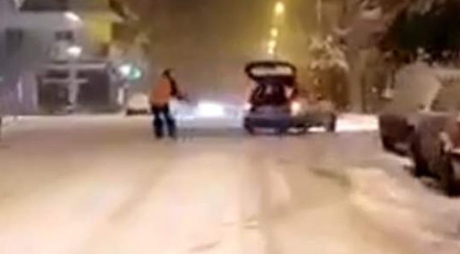 Δέθηκε στο αυτοκίνητο και έκανε σκι στους δρόμους της Ορεστιάδας (ΒΙΝΤΕΟ)