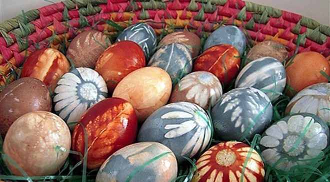 Βάψτε τα αυγά σας με βότανα και λουλούδια