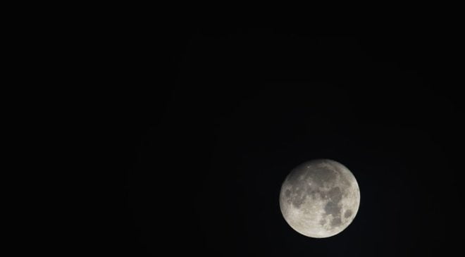Σούπερ φεγγάρι και το τριπλό σπάνιο φαινόμενο σήμερα το βράδυ