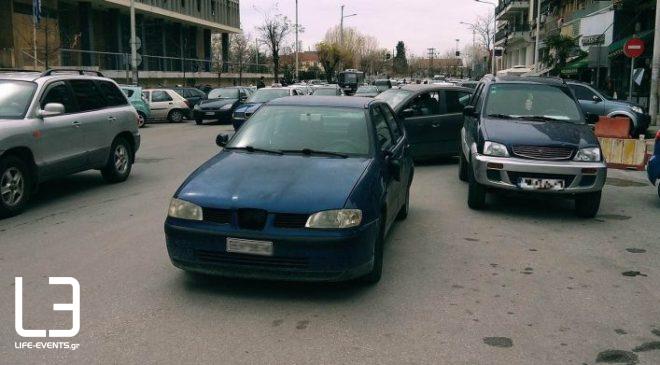 Απίθανο παρκάρισμα έξω από τα δικαστήρια της Θεσσαλονίκης (ΦΩΤΟ)