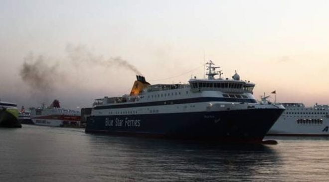 Ερευνες για άτομο που βούτηξε από το “Blue Star 2” στη θάλασσα
