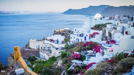 Κινδυνεύει από… υπερτουρισμό το νησί της Σαντορίνης!