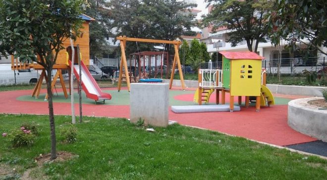 Θεσσαλονίκη: Κοπέλα σφήνωσε σε κούνια που έκατσε σε παιδική χαρά
